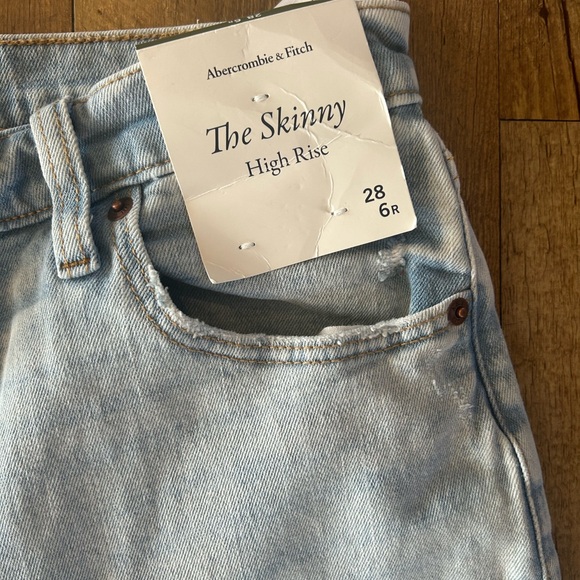 Abercrombie & Fitch High Rise Skinny Jeans 28/6R NWT Light Wash Distressed - Picture 5 of 10
